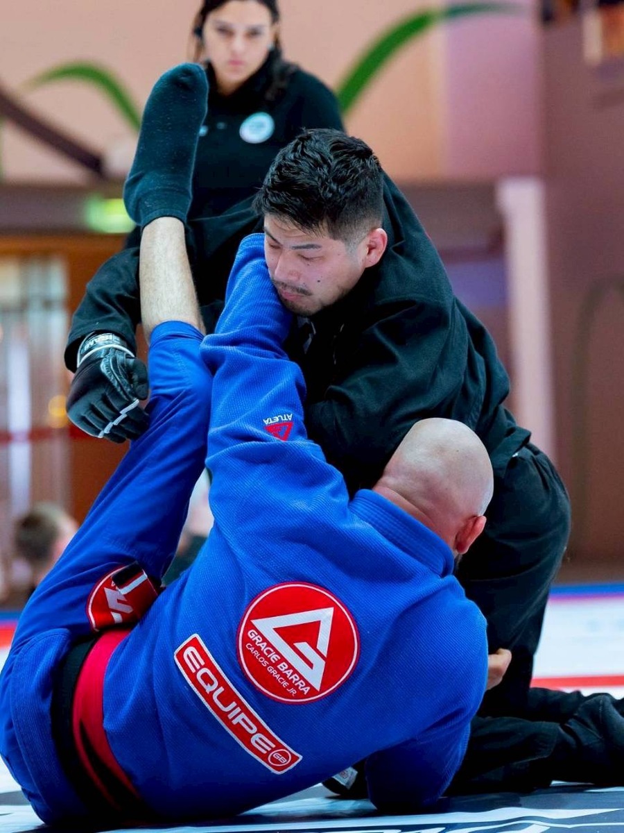スパーリング中の阿部武蔵 — Gracie Barra選手と組む