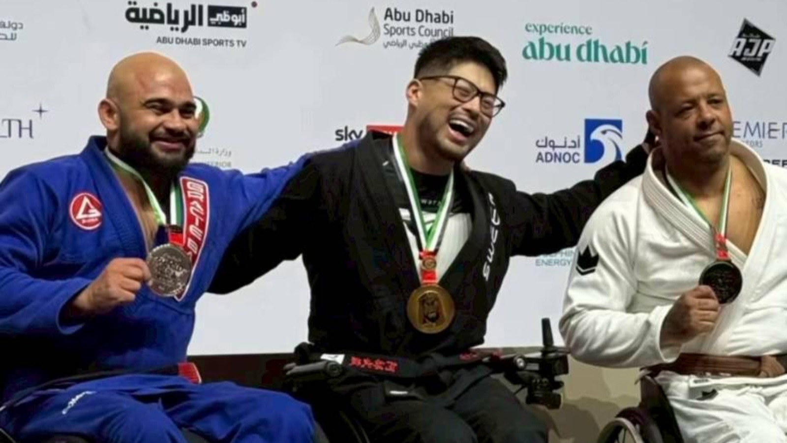 Abu Dhabi表彰台、3選手が笑顔でメダルを掲げる