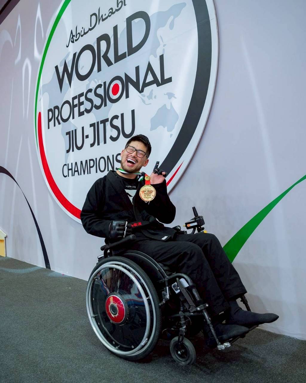 Abu Dhabi World Professional Jiu-Jitsu Championship で金メダルを掲げる阿部武蔵